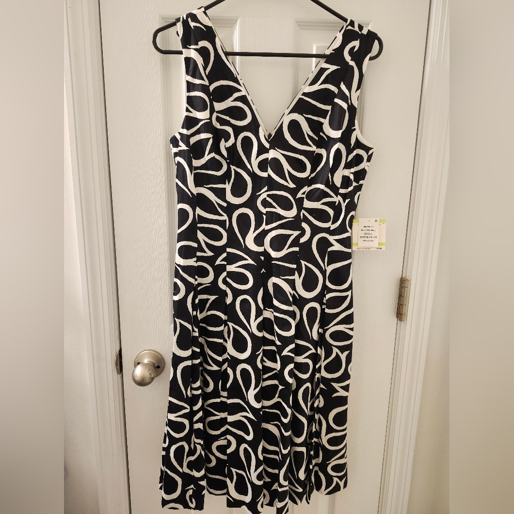 Anne Klein Black and White Vneck Sleeveless Dress-NWT